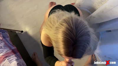 Rdečelaska sesa kurac in se zajebava, dobi spermo na rit